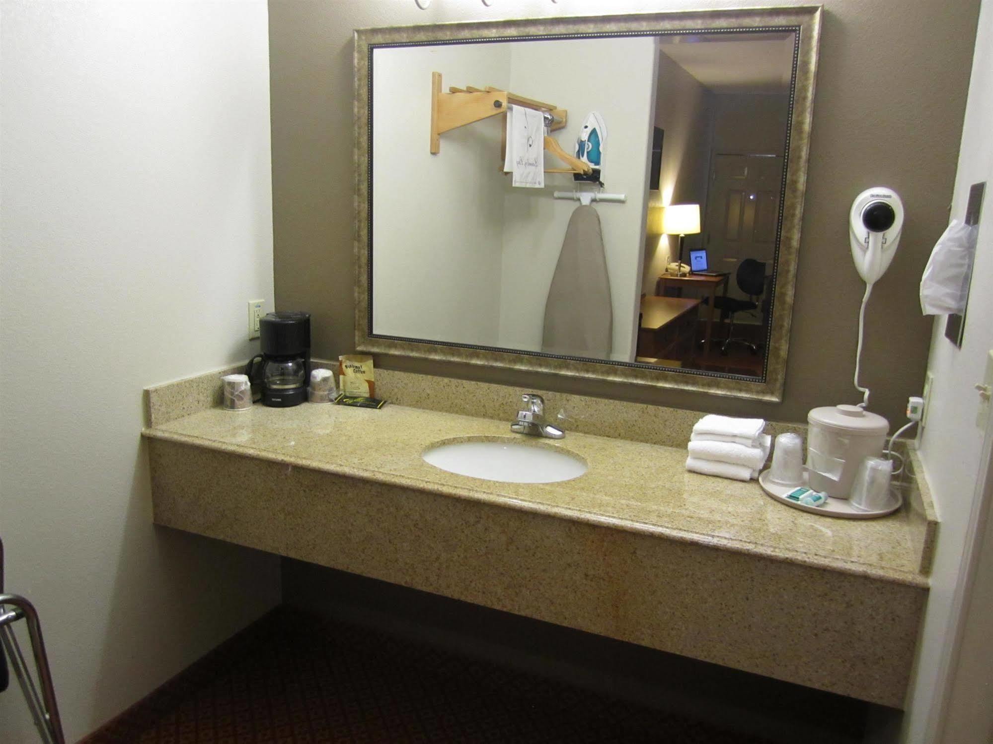 Executive Inn & Suites - Jewett Экстерьер фото